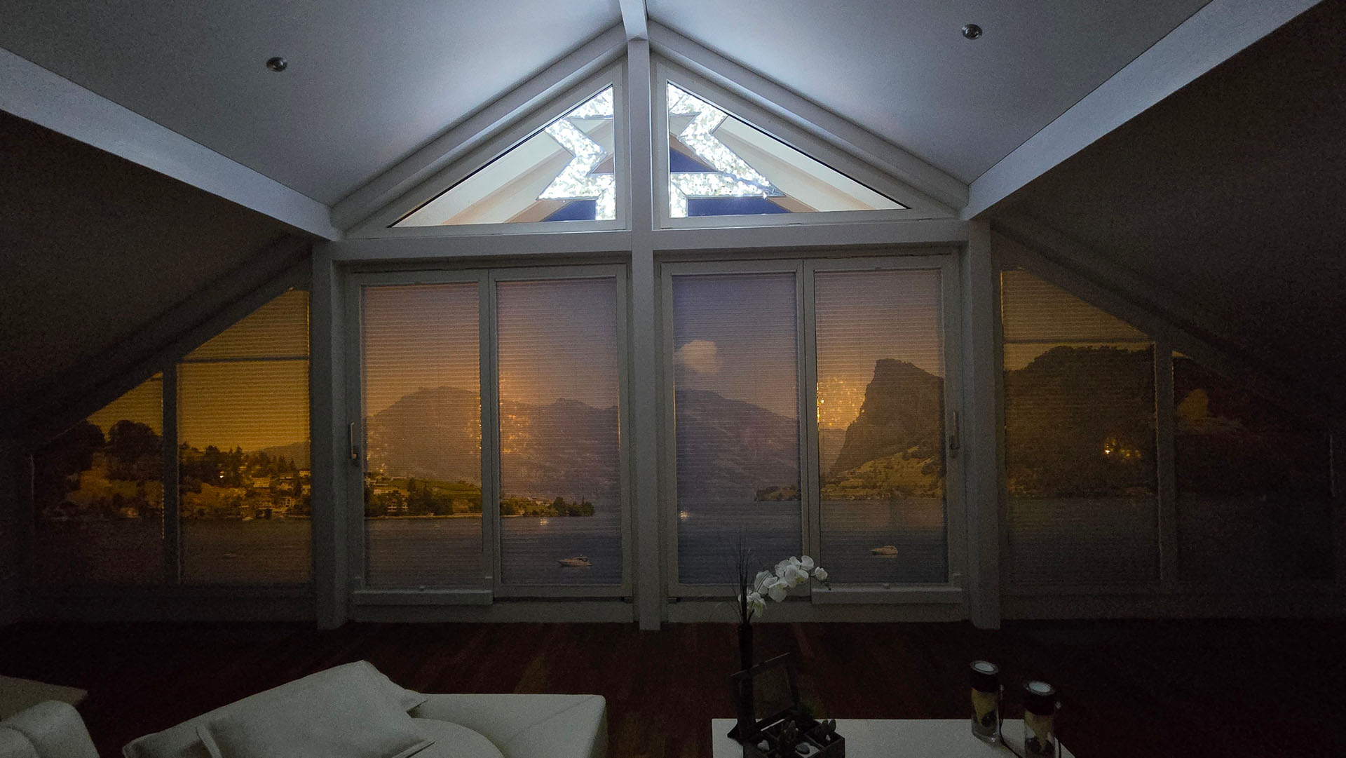 individuell bedrucktes Plissee mit enem See und einer Bergkette im Hintergrund in der Abendstimmung