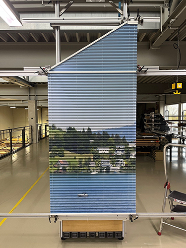 fertig gespanntes hochkantiges individuell bedrucktes Plissee mit einem Dreieck oben